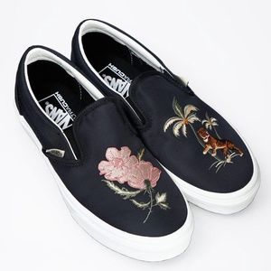VANS EMBROIDERED SLIP-ONS/LIMITED EDITION & TRENDY